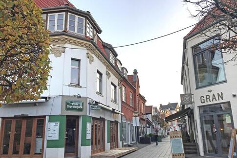 Hvide plader skjuler en arkitektonisk hemmelighed i Horsens midtby