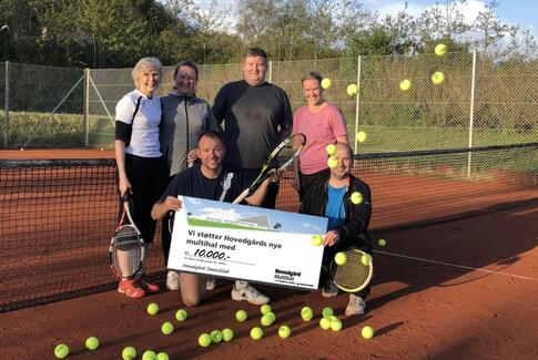 Hovedgård Tennisklub støtter ny multihal med 10.000 kr.