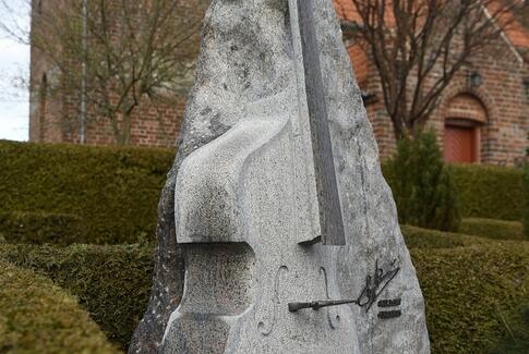 Hugo Rasmussen får sin bas med på gravstedet