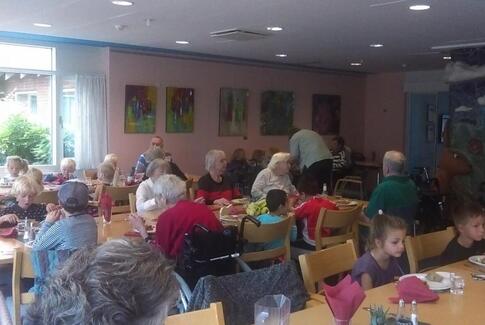 Generationsmøde og teater på Tamdrup Centret