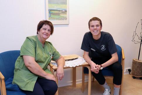 Ældre er vilde med unge fritidsjobbere: De puster liv i plejecentret