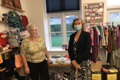 Strikkedamerne donerede 20.000 kr. til Kirkens Korshær