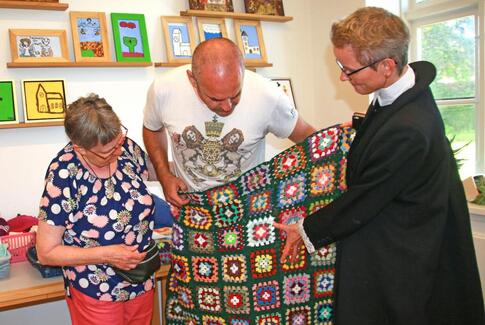 Jesper får designet hæklede bukser i Præstegården