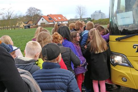 Skoleelever i musikalsk tidsrejse med salmesang