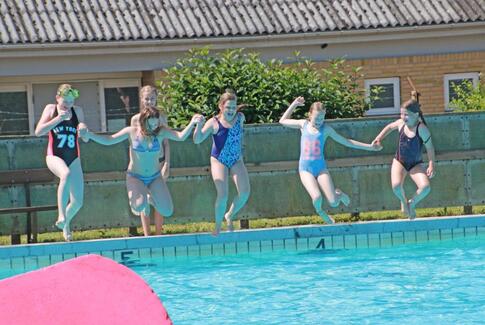 Populær dukkert på hjemmebane