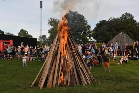 En velbesøgt Sankt Hans aften i Østbirk