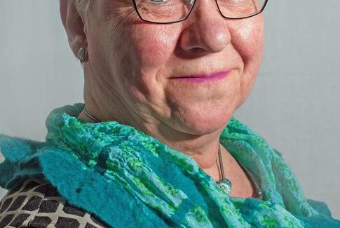 Hun bringer mennesker sammen