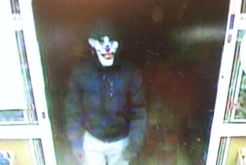 Netto-røverne fra Brædstrup efterlyses