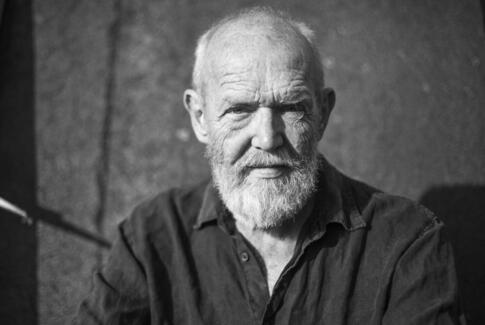 La Vie har fået fast fortæller