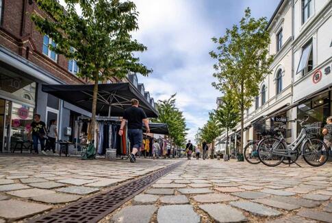 Nu lægges fugen i Jessengade, som fuldender den nye belægning