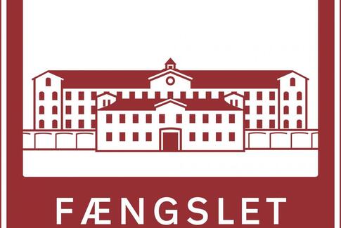 Brunt motorvejsskilt leder flere besøgende bag Fængslets mure