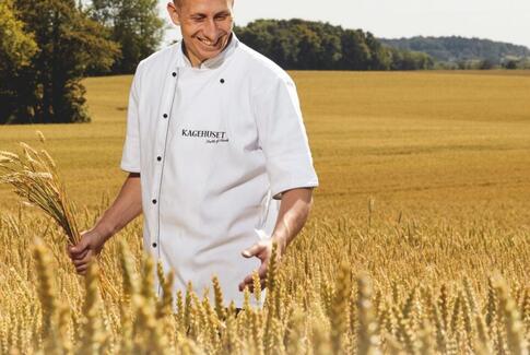 Henrik køber øko-mel fra Samsø