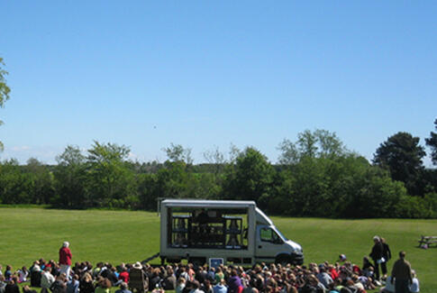 Gudstjeneste med klokkespil under Guds åbne himmel