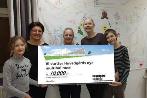 Klubben Hovedgård donerer 10.000 kr. til multihal