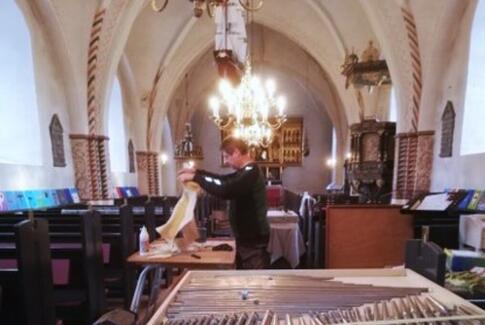 Østbirk kirkes orgel renset og støvsuget