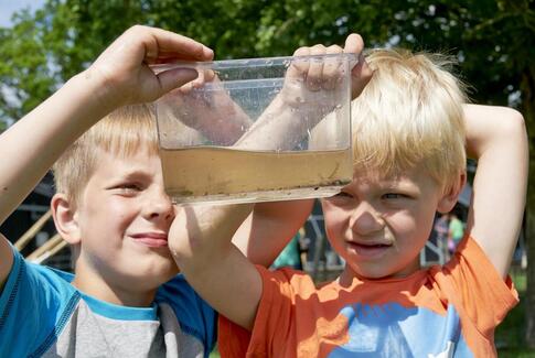 Østjyske små børn besøger naturens Krible Krable-dyr