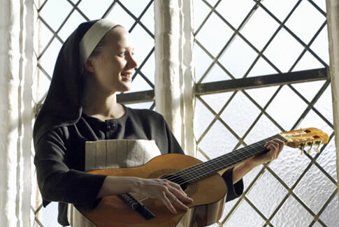 Maria er gået til operaen