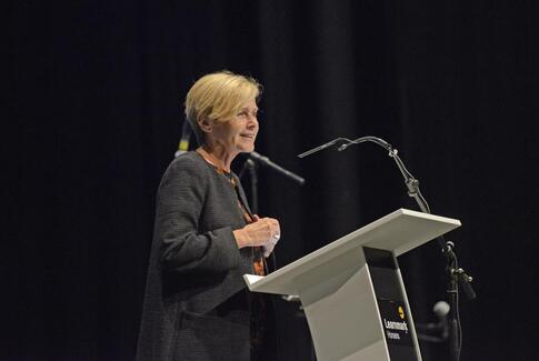 Lokale profiler holder dimissionstalerne til årets studenter