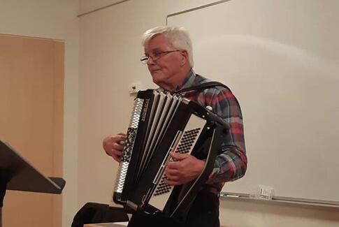 Mandemonopol med anekdoter og harmonikaspil