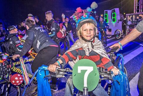 Op på pyntede cykler i mørket