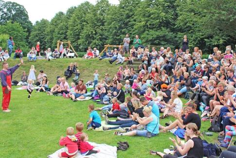 Romeo &amp; Julie danser i Bygholm Park