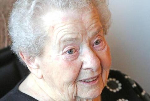 100-årig mor fik sin 80-årige søn med på plejehjem