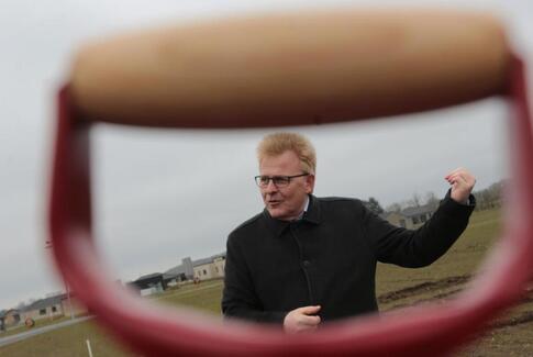 Debut for borgmesteren med spadestik til præstebolig