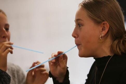 Børn blæser på musikken