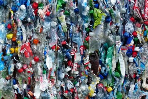 Danskerne vil have højere afgifter på plastikflasker