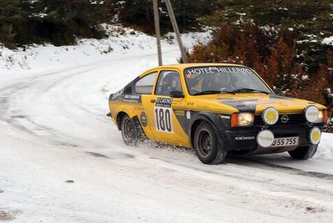 Ældre mænd i gamle biler konkurrerer om æren.