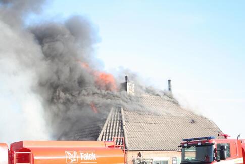 Bål spredte sig til bygning