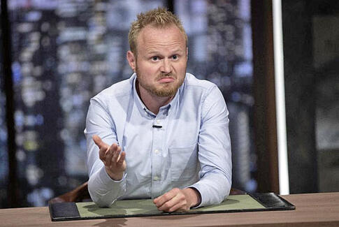 Jonatan Spang kommer tæt på sandheden i ny satire på DR2
