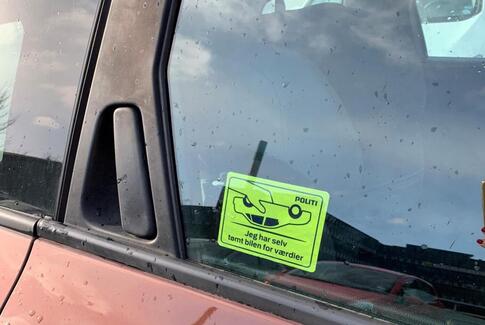 Klistermærke skal forebygge indbrud i biler