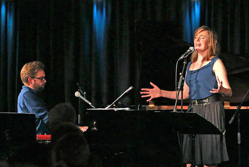 Et lille lys i mørket spiller Trilles sange