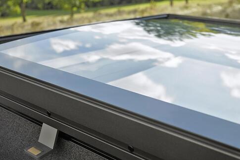 Nyt elegant fladtagsvindue med buet glas